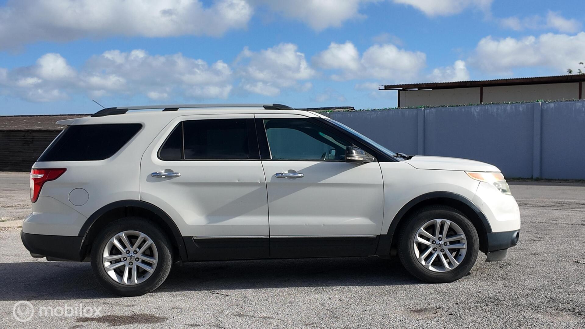 Ford Explorer XLT photo 7