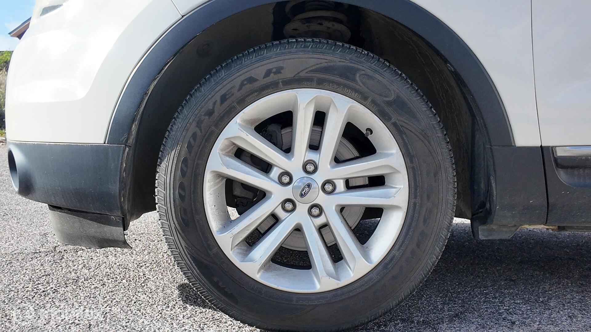 Ford Explorer XLT photo 10