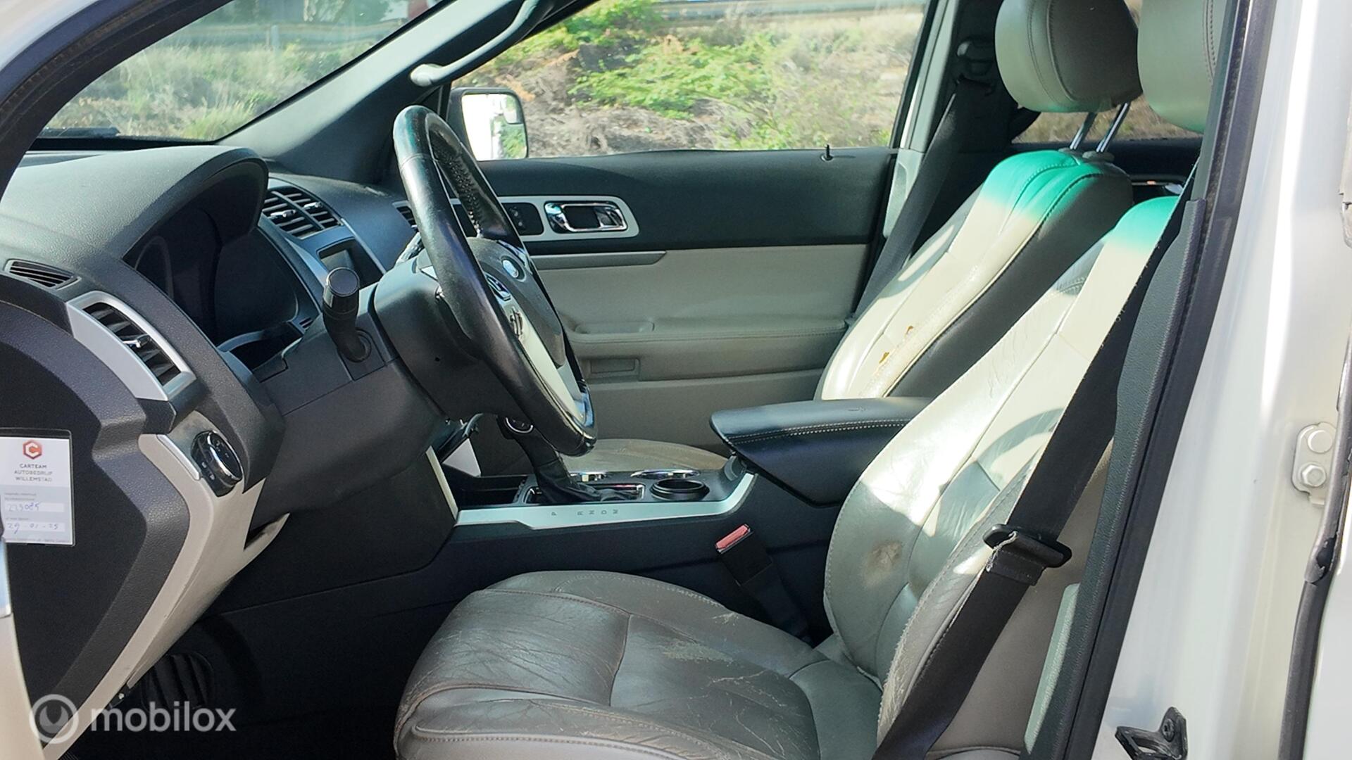 Ford Explorer XLT photo 12