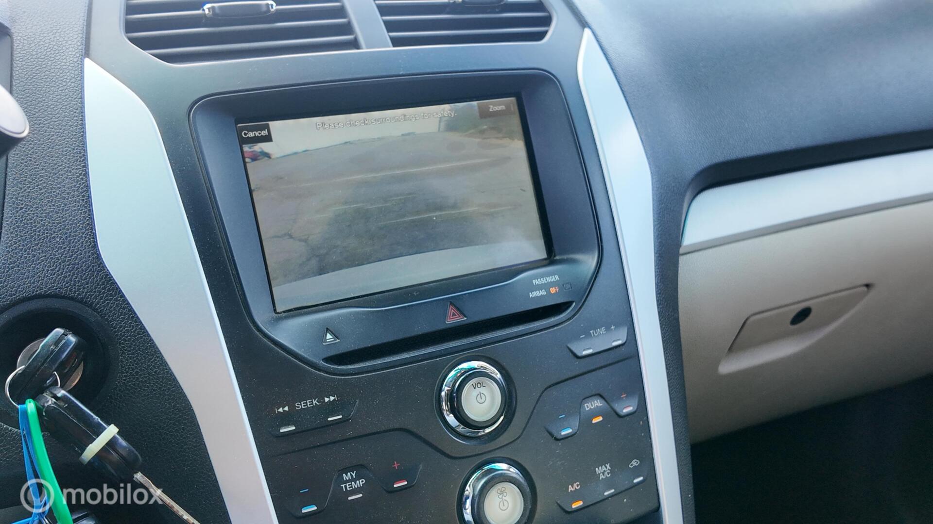 Ford Explorer XLT photo 16