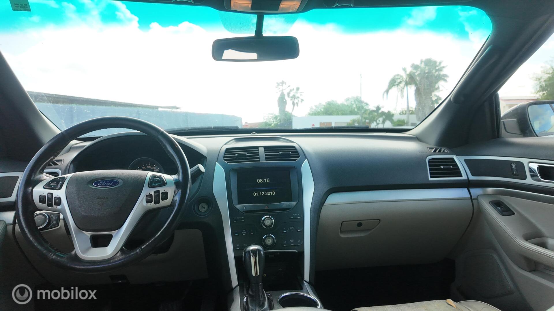 Ford Explorer XLT photo 18