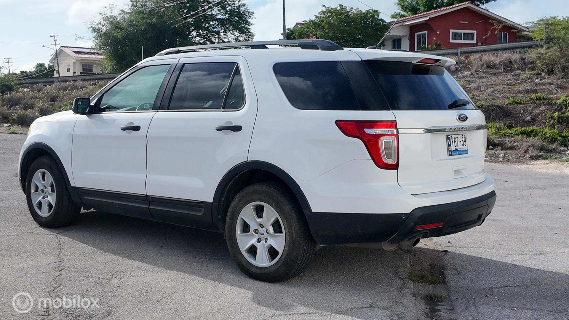 Ford Explorer photo 4