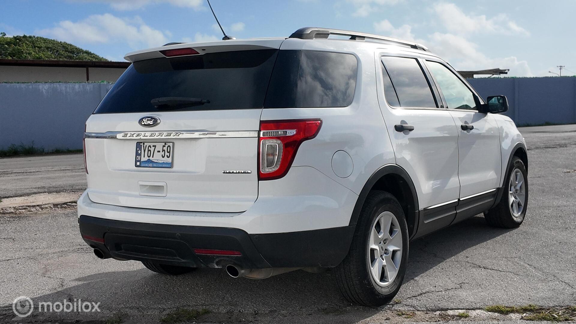 Ford Explorer photo 6