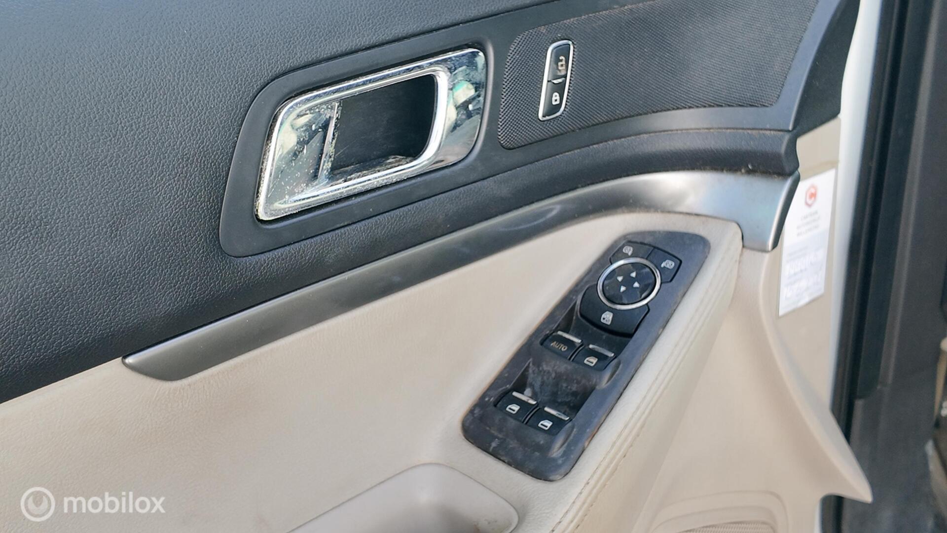 Ford Explorer photo 11