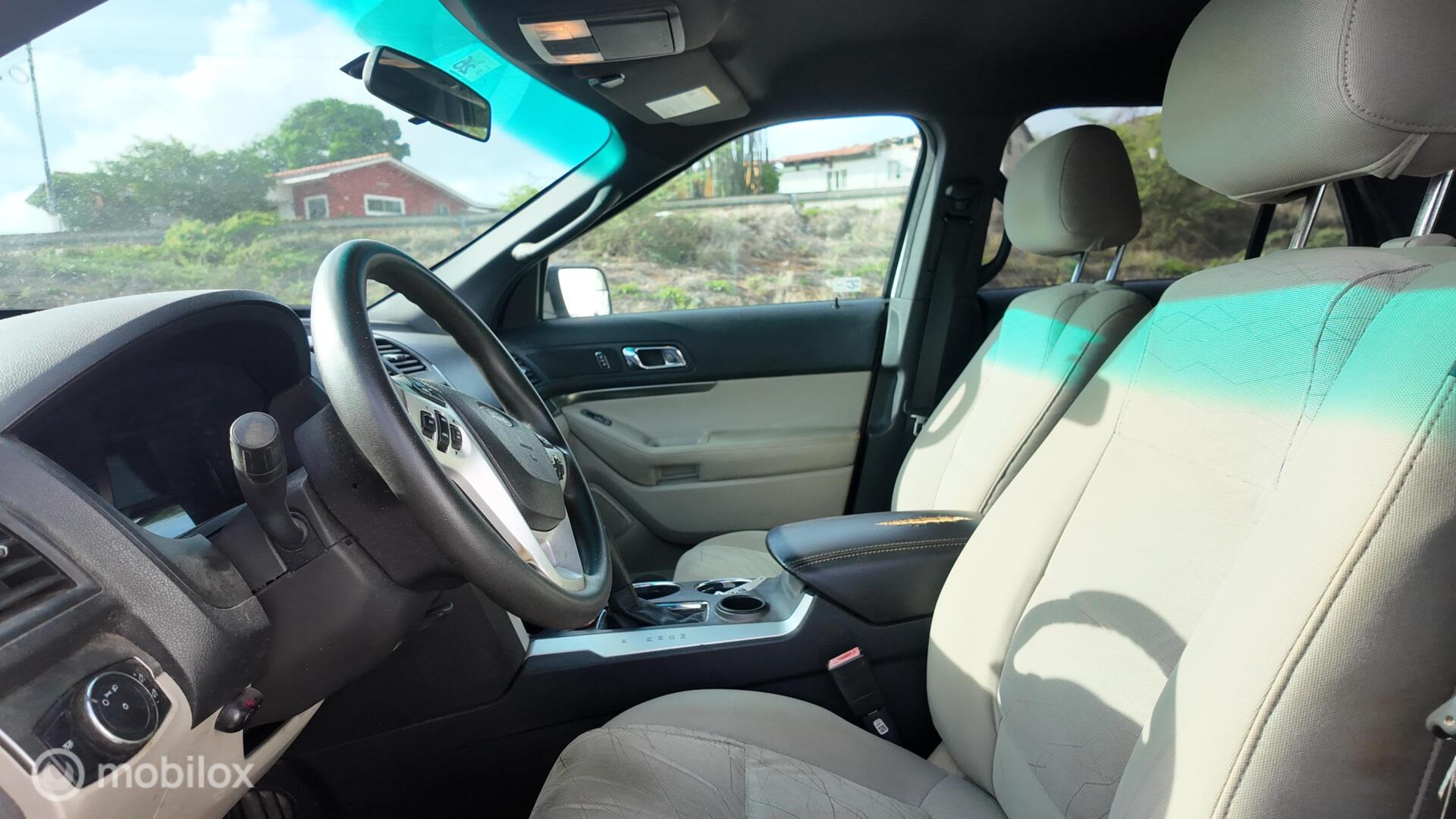 Ford Explorer photo 12