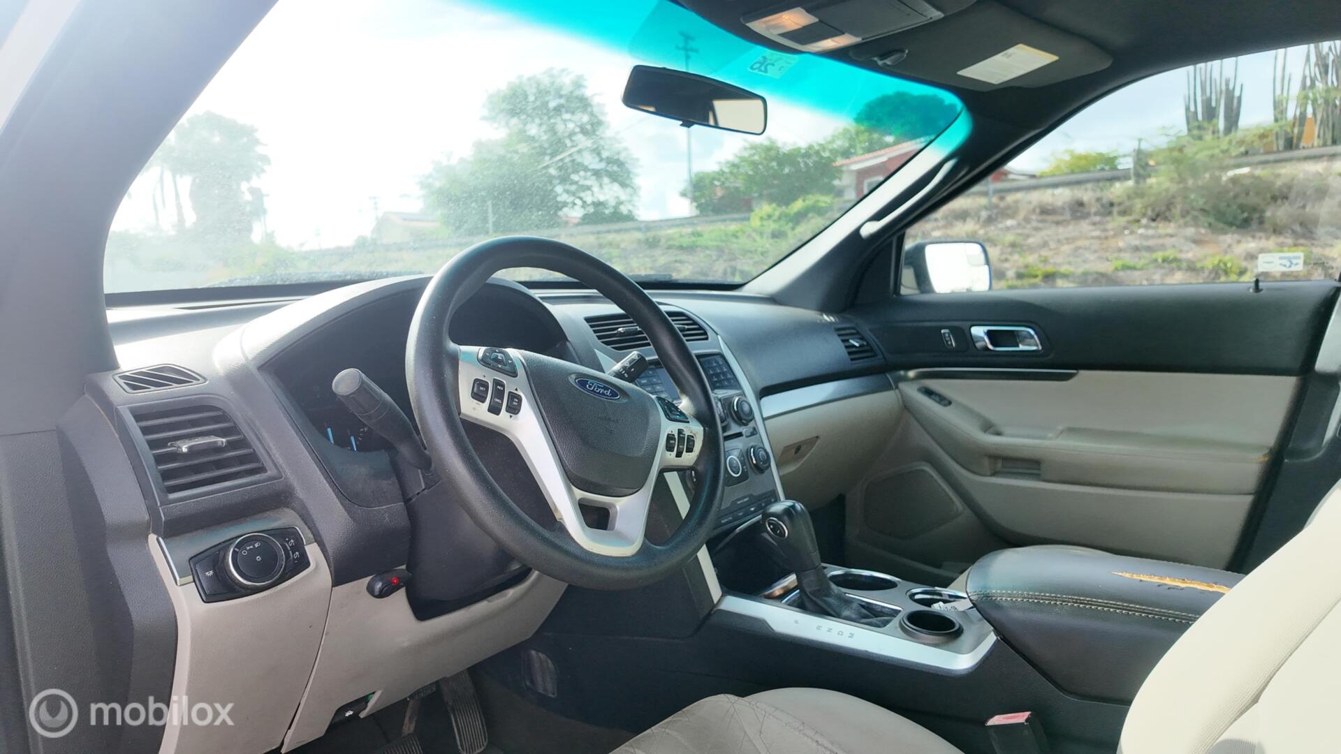 Ford Explorer photo 13