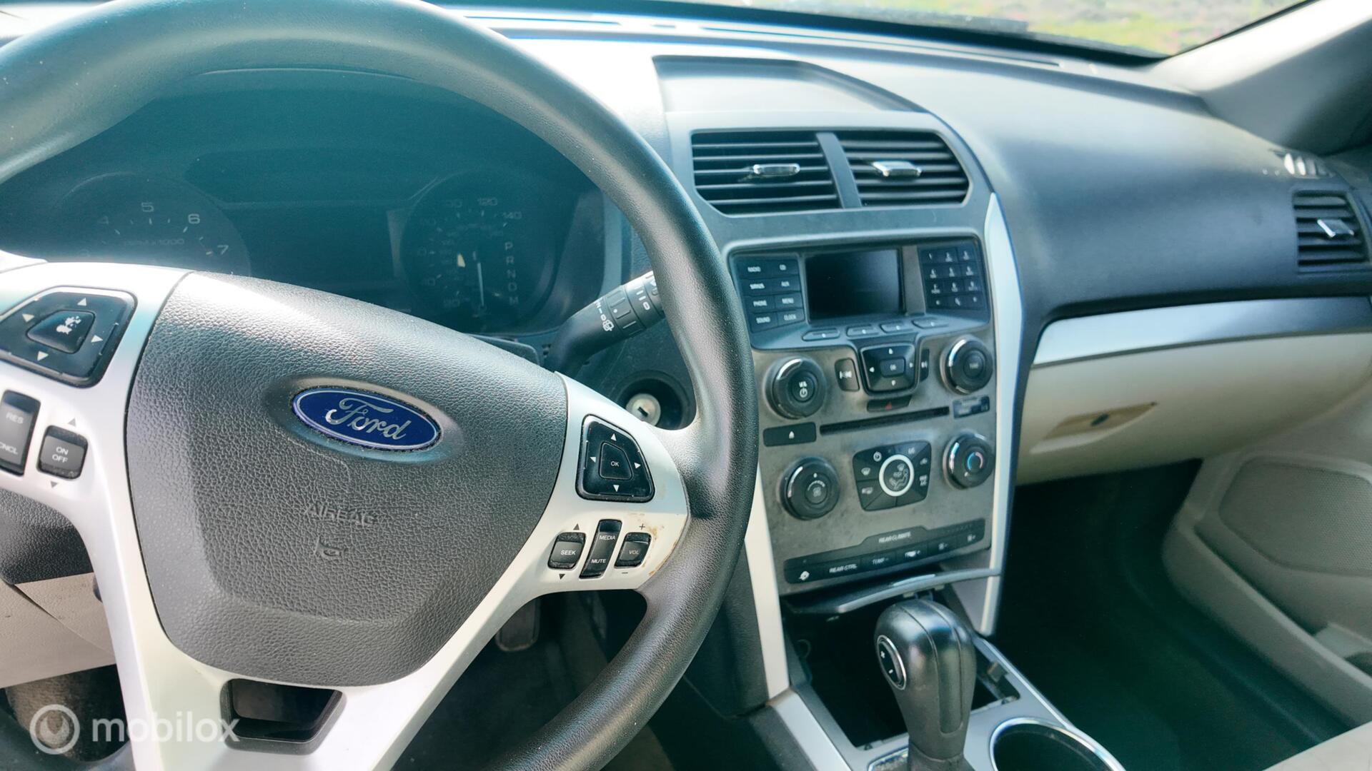 Ford Explorer photo 14