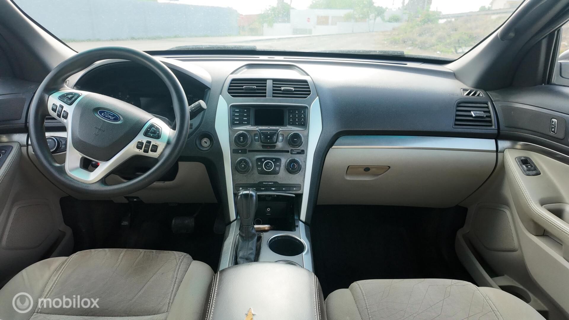 Ford Explorer photo 16