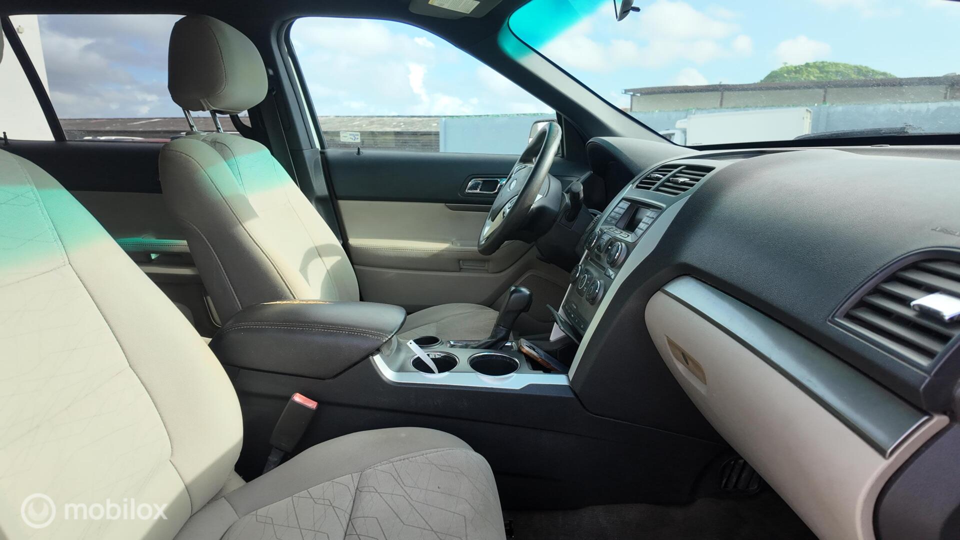 Ford Explorer photo 17