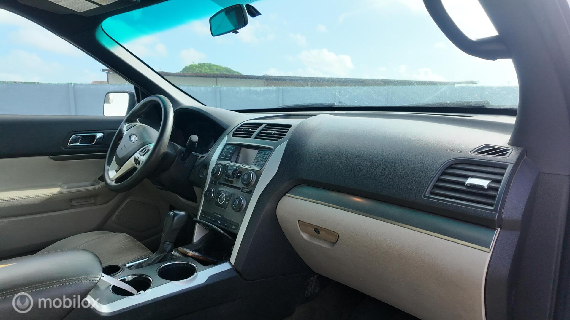Ford Explorer photo 18