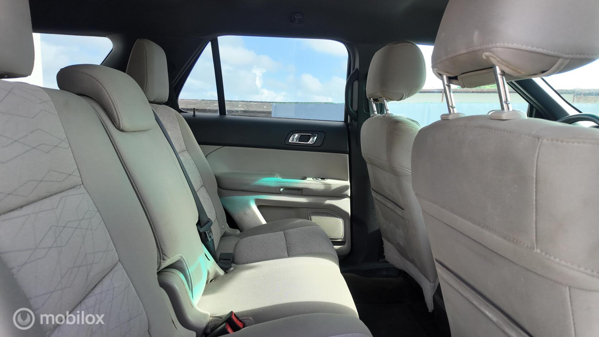 Ford Explorer photo 19
