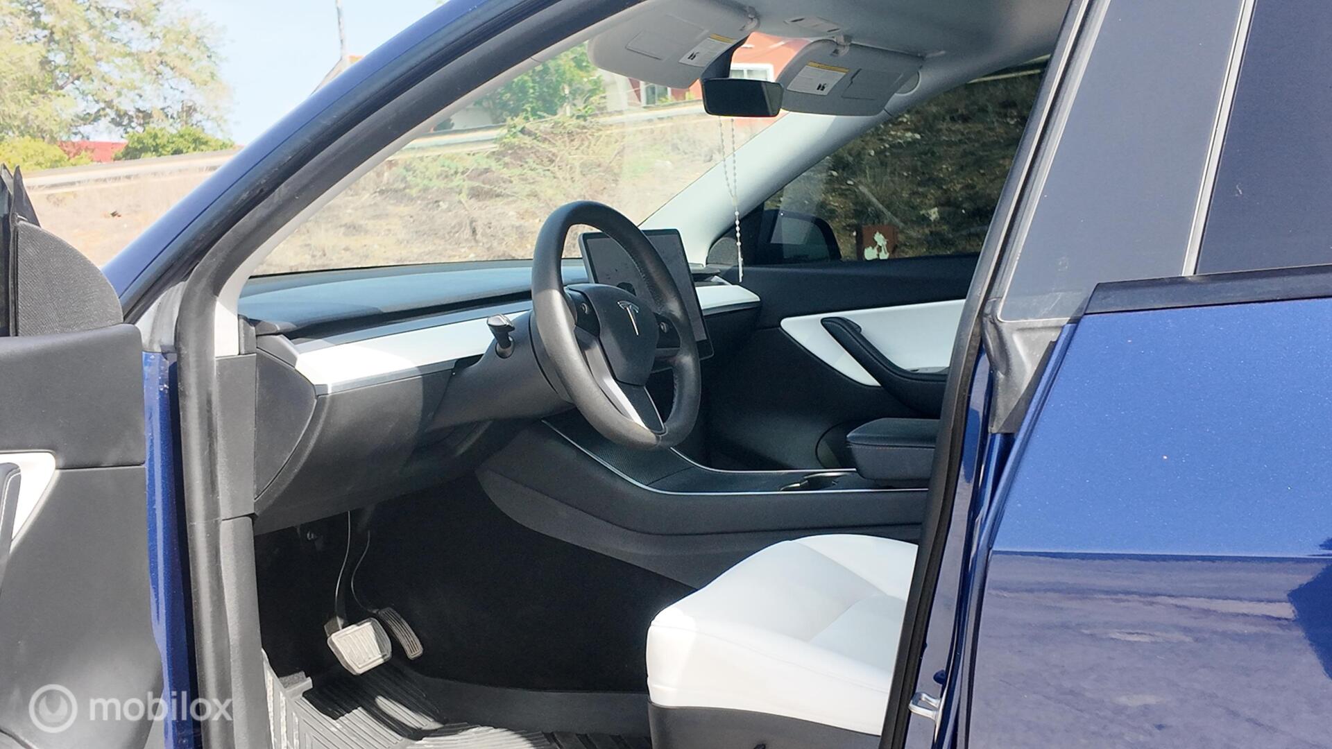 Tesla Model Y photo 10