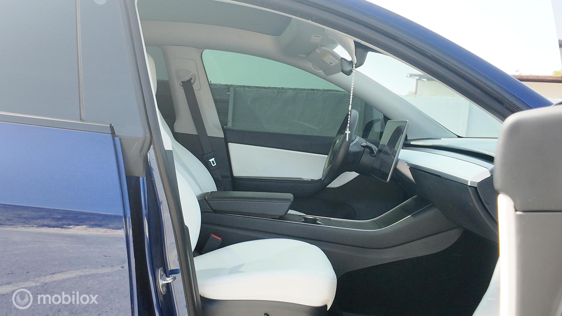 Tesla Model Y photo 17