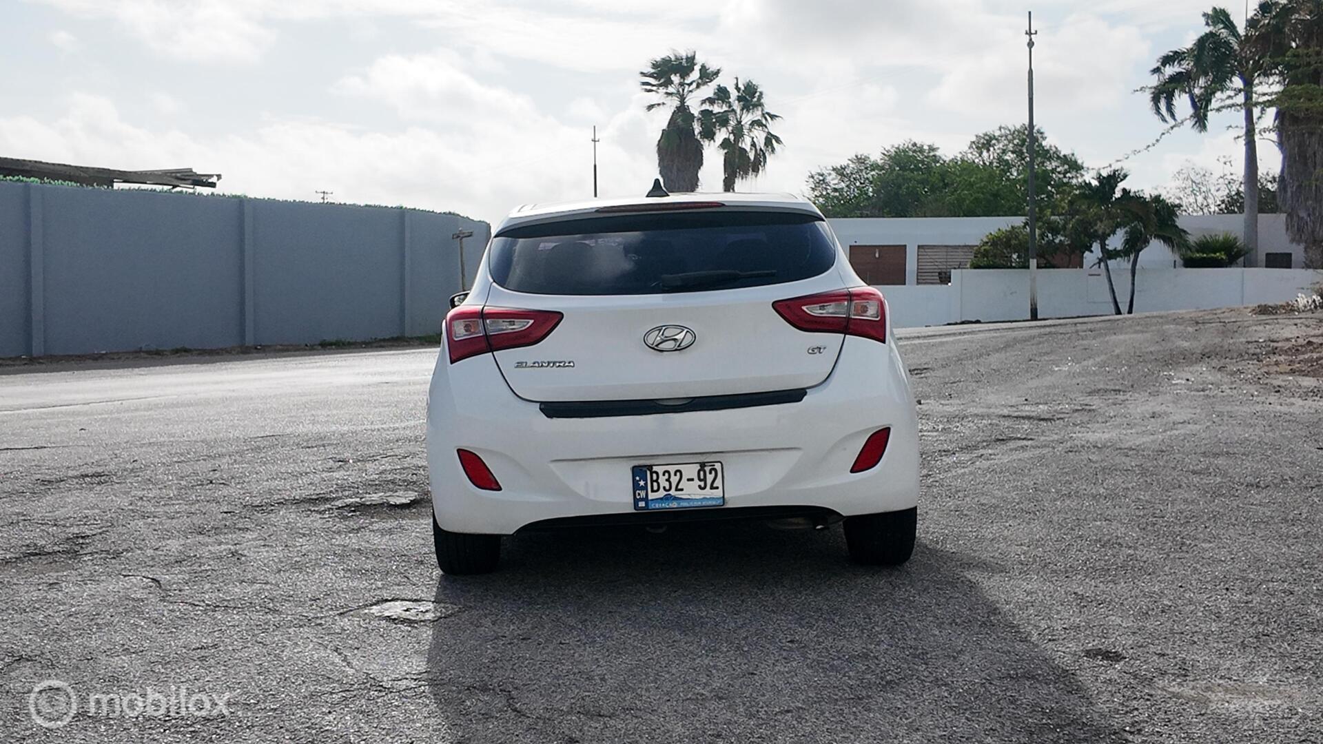 Hyundai Elantra GT photo 5