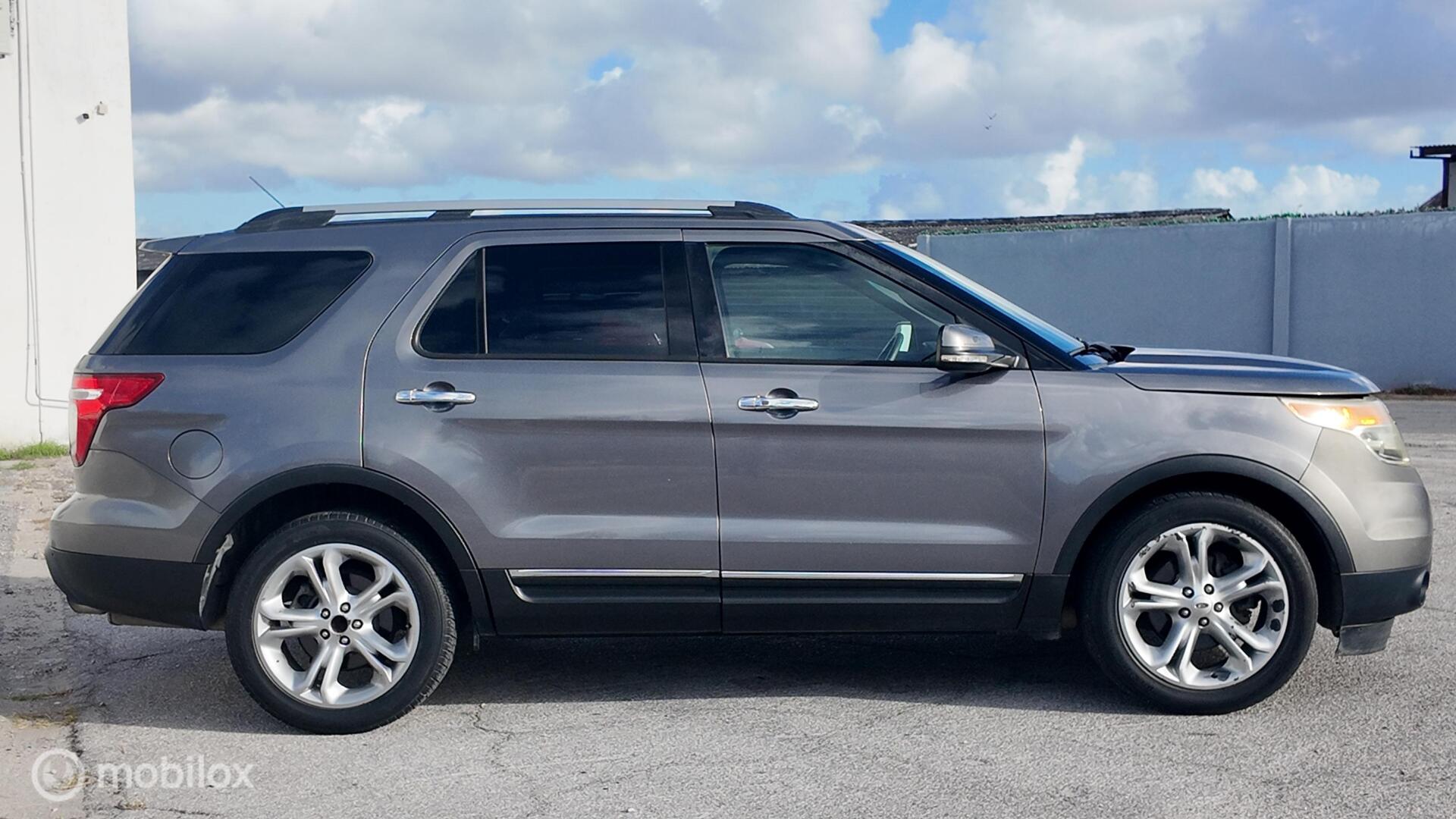 Ford Explorer Limited photo 7