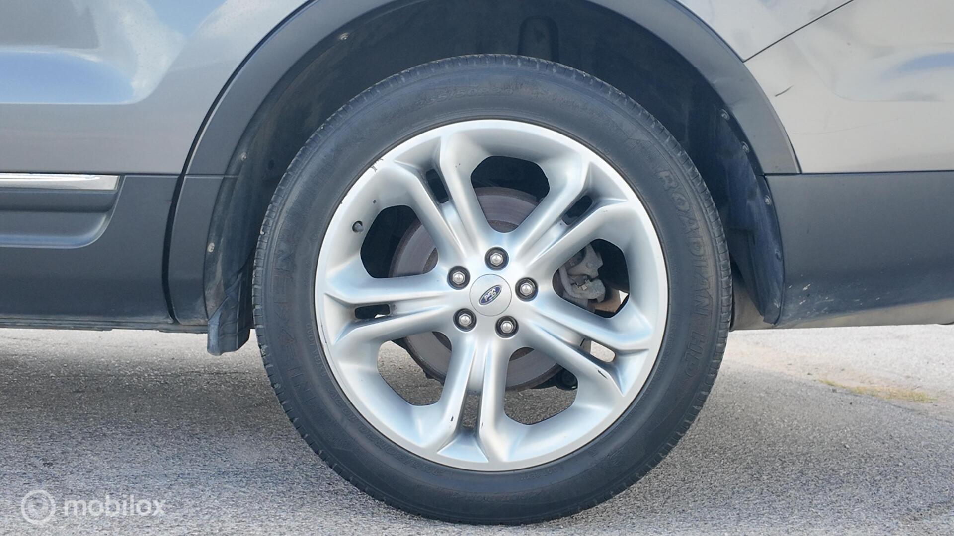 Ford Explorer Limited photo 10