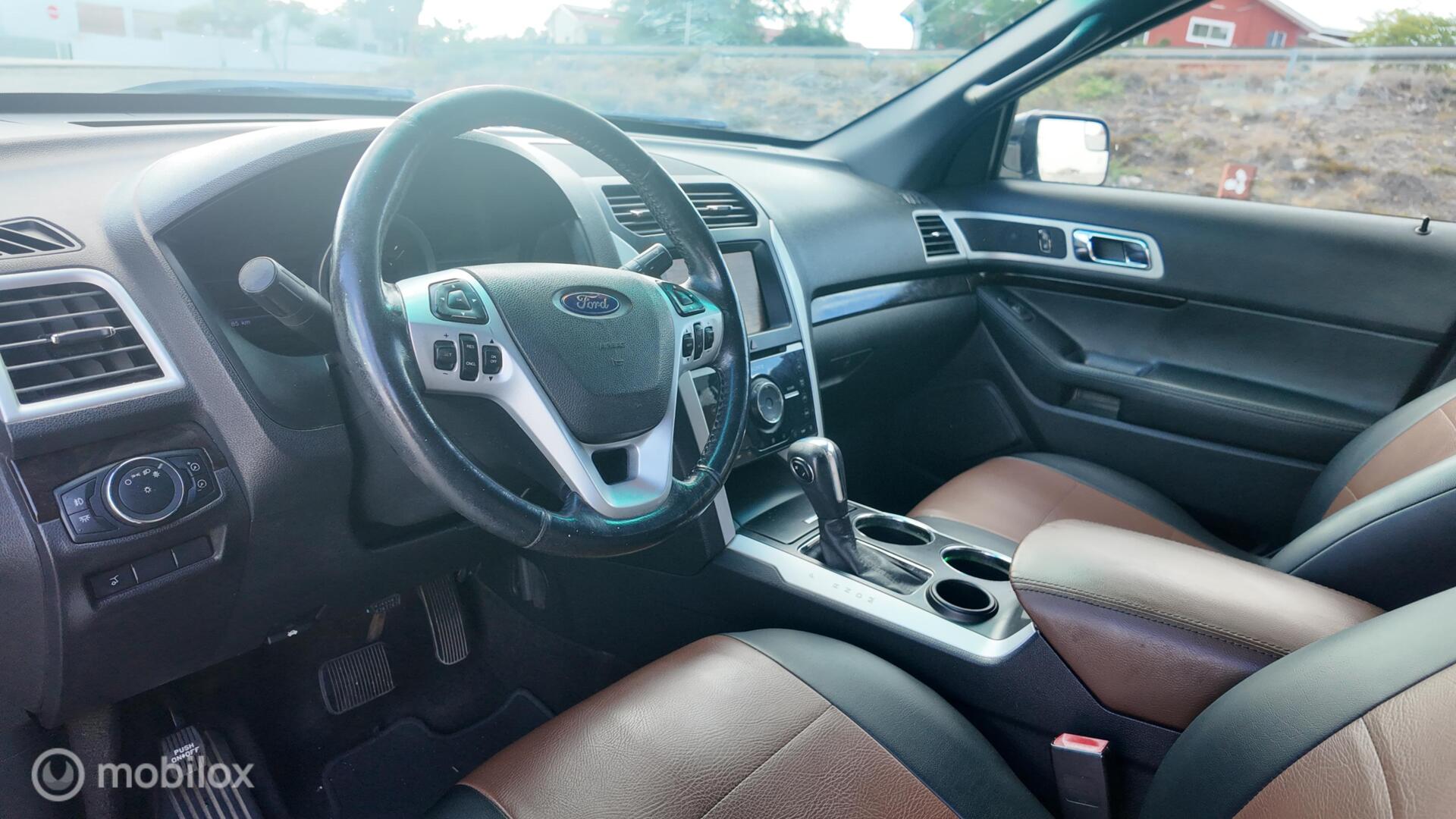 Ford Explorer Limited photo 13