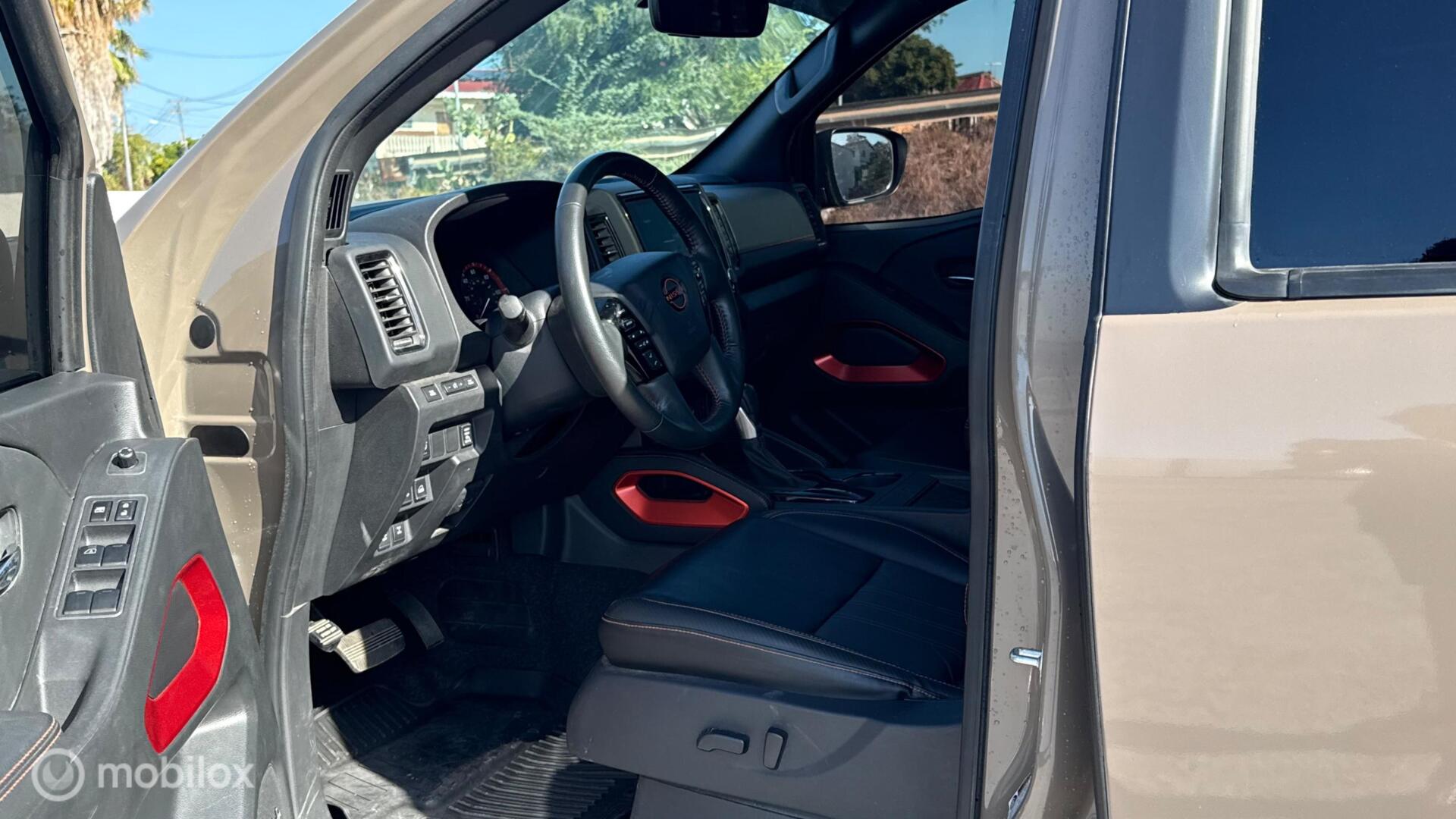 Nissan Frontier PRO-4X photo 11