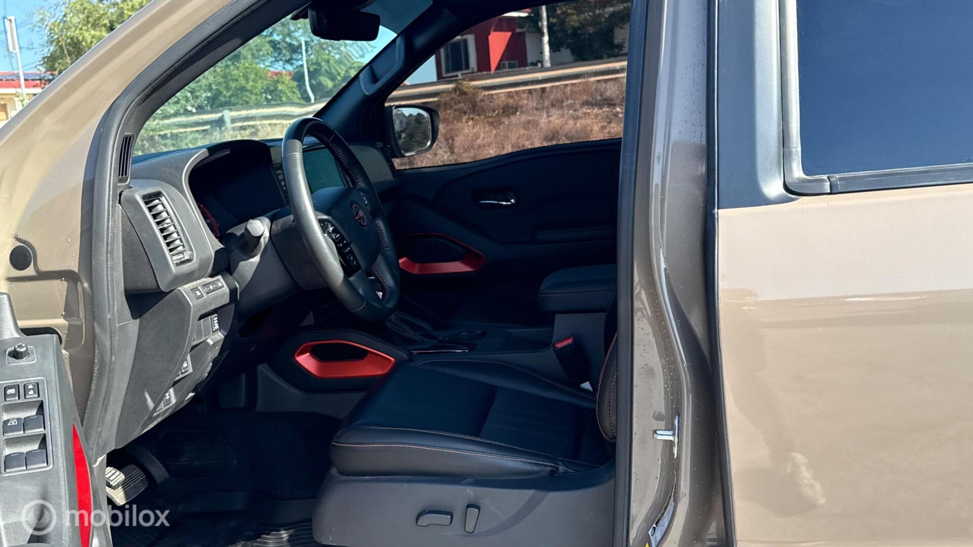 Nissan Frontier PRO-4X photo 12