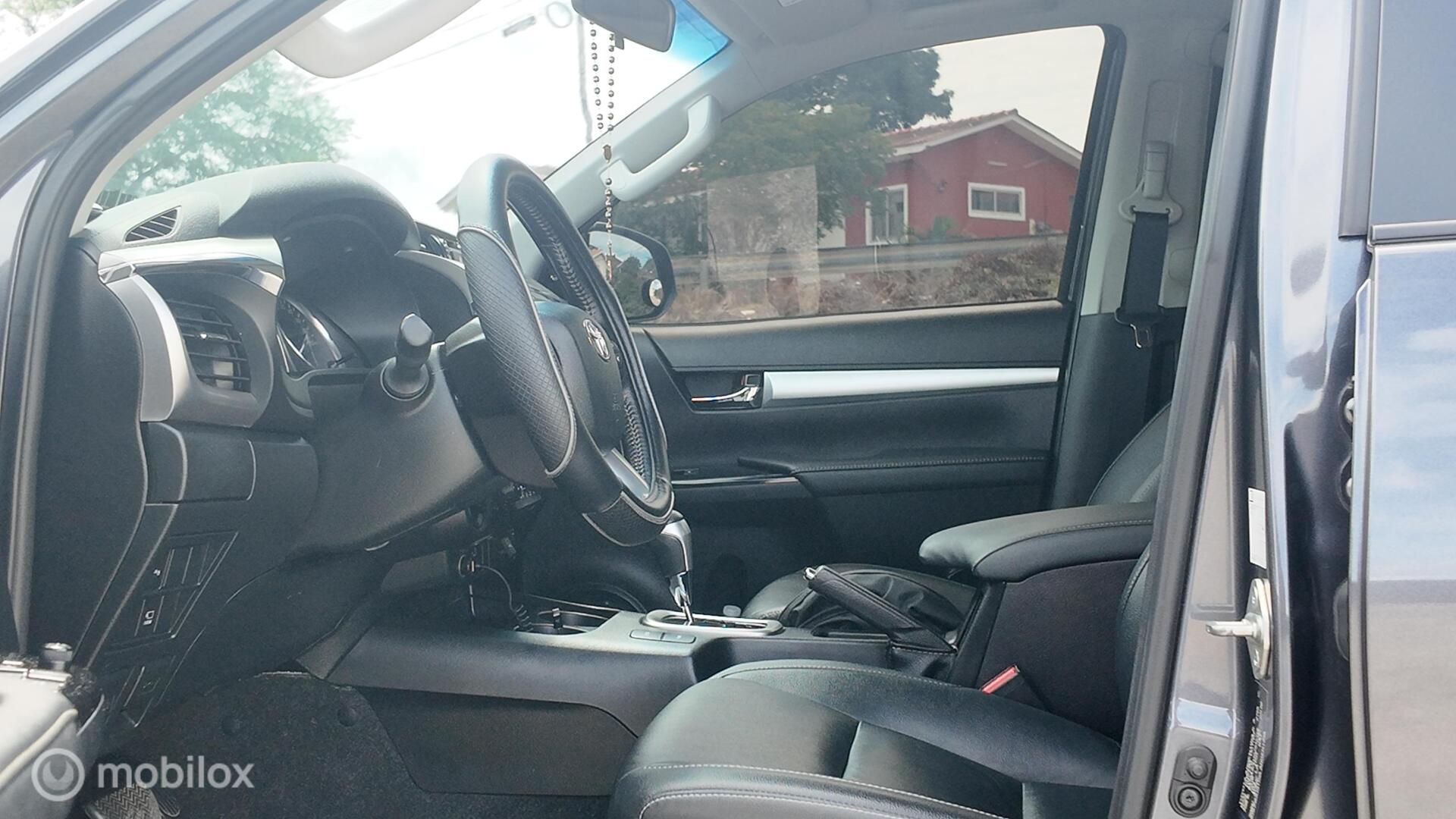 Toyota Hilux SRV photo 11