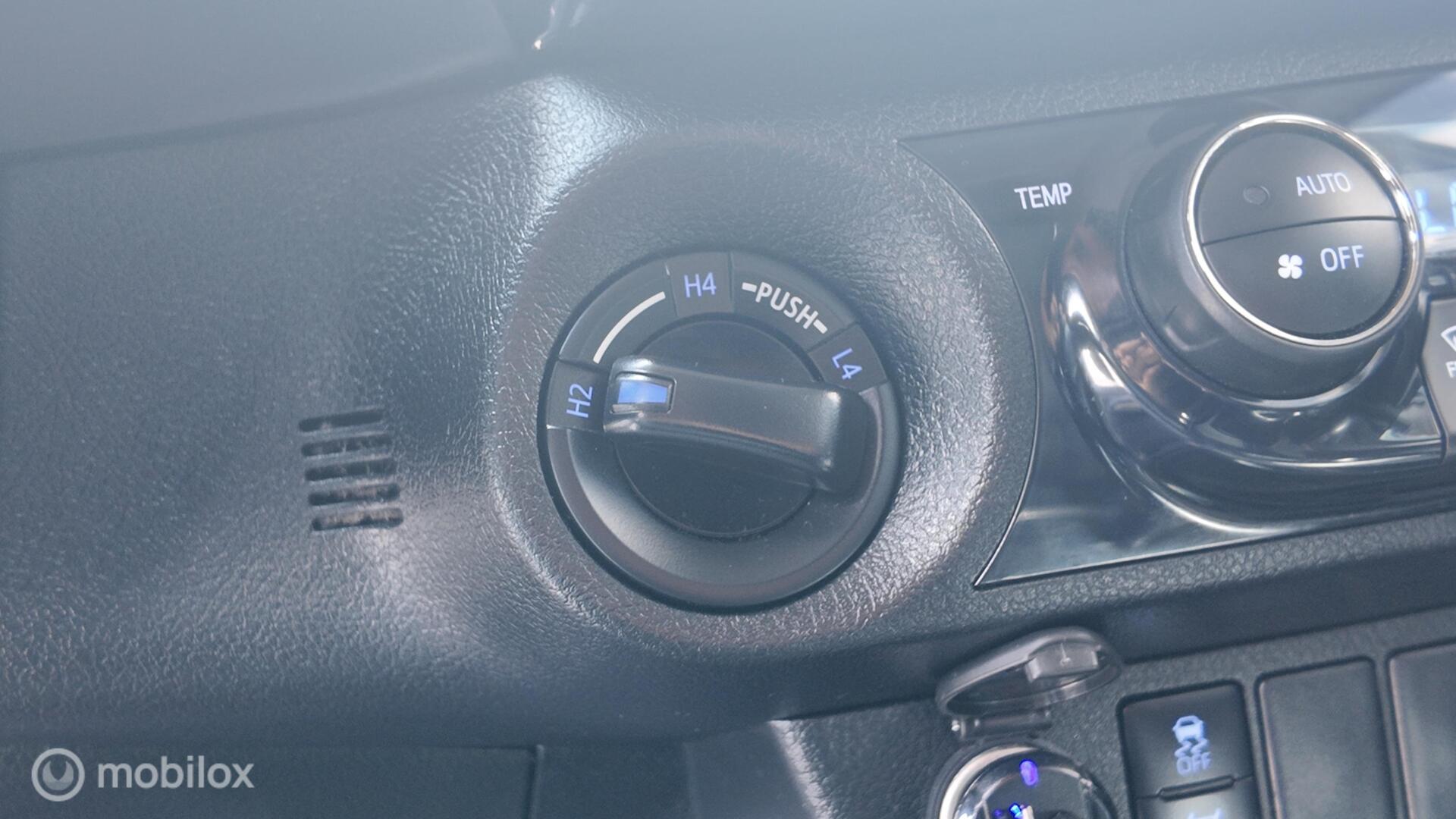 Toyota Hilux SRV photo 18