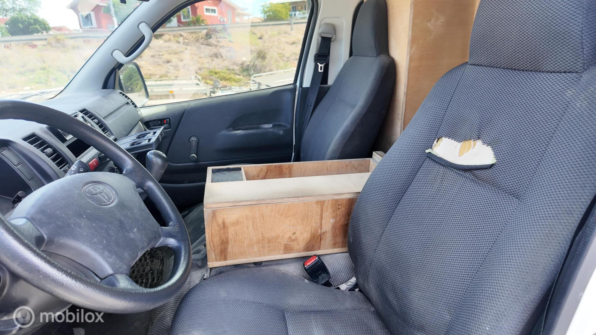 Toyota Hiace photo 11