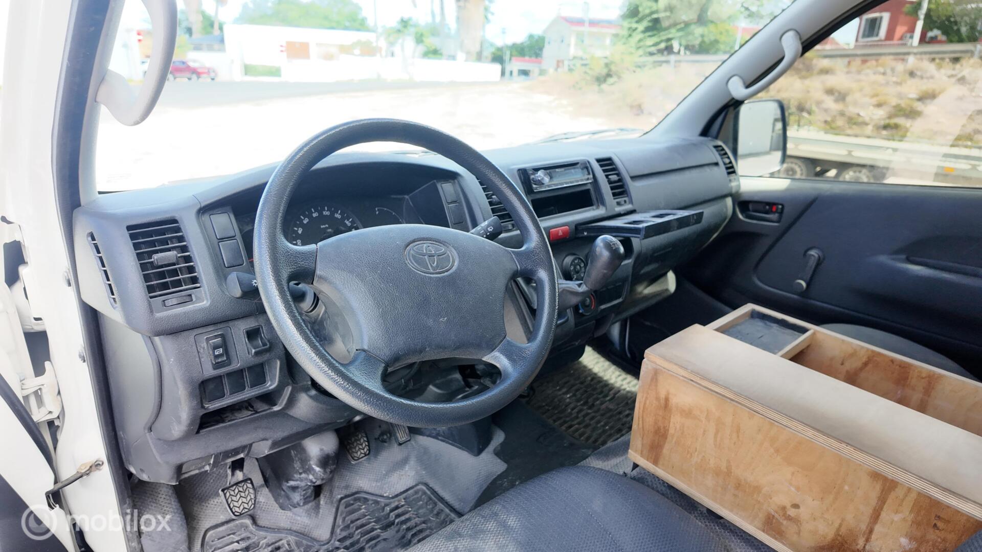 Toyota Hiace photo 12
