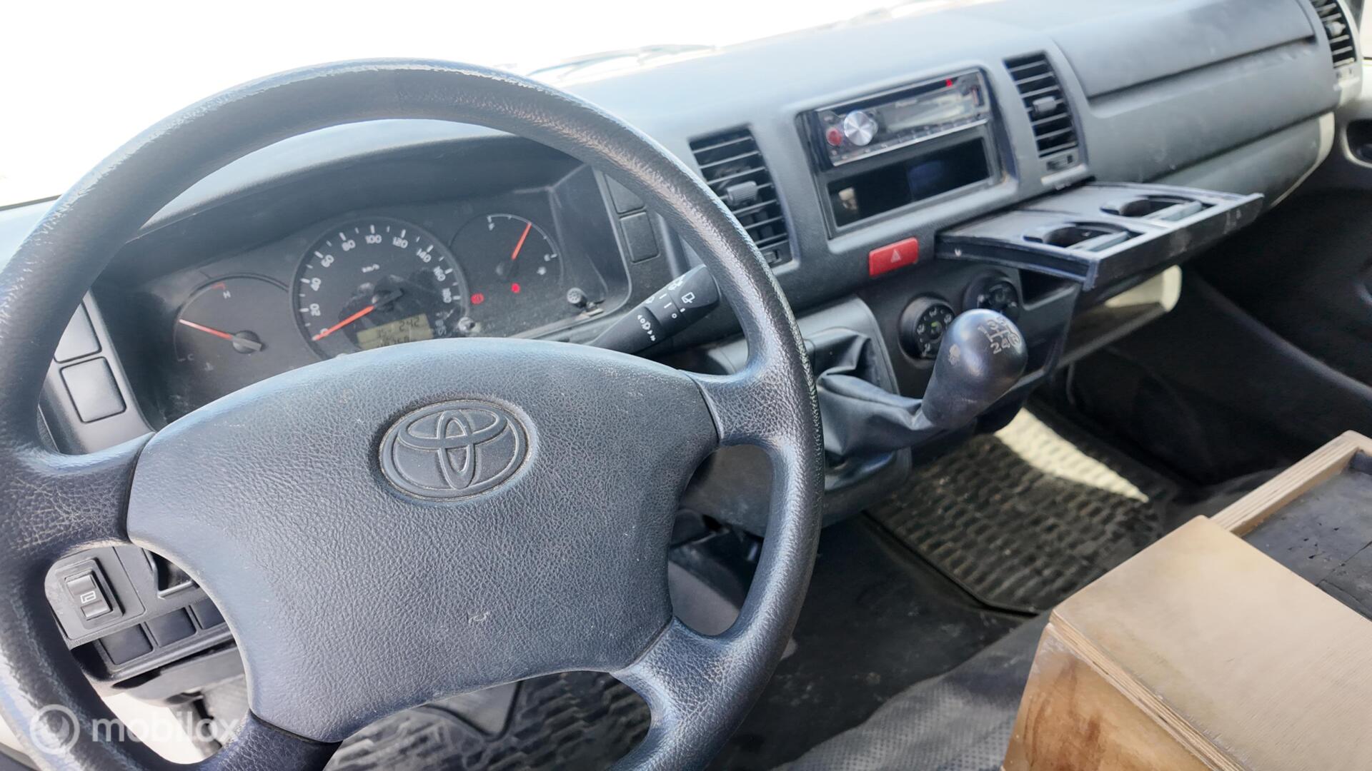 Toyota Hiace photo 13