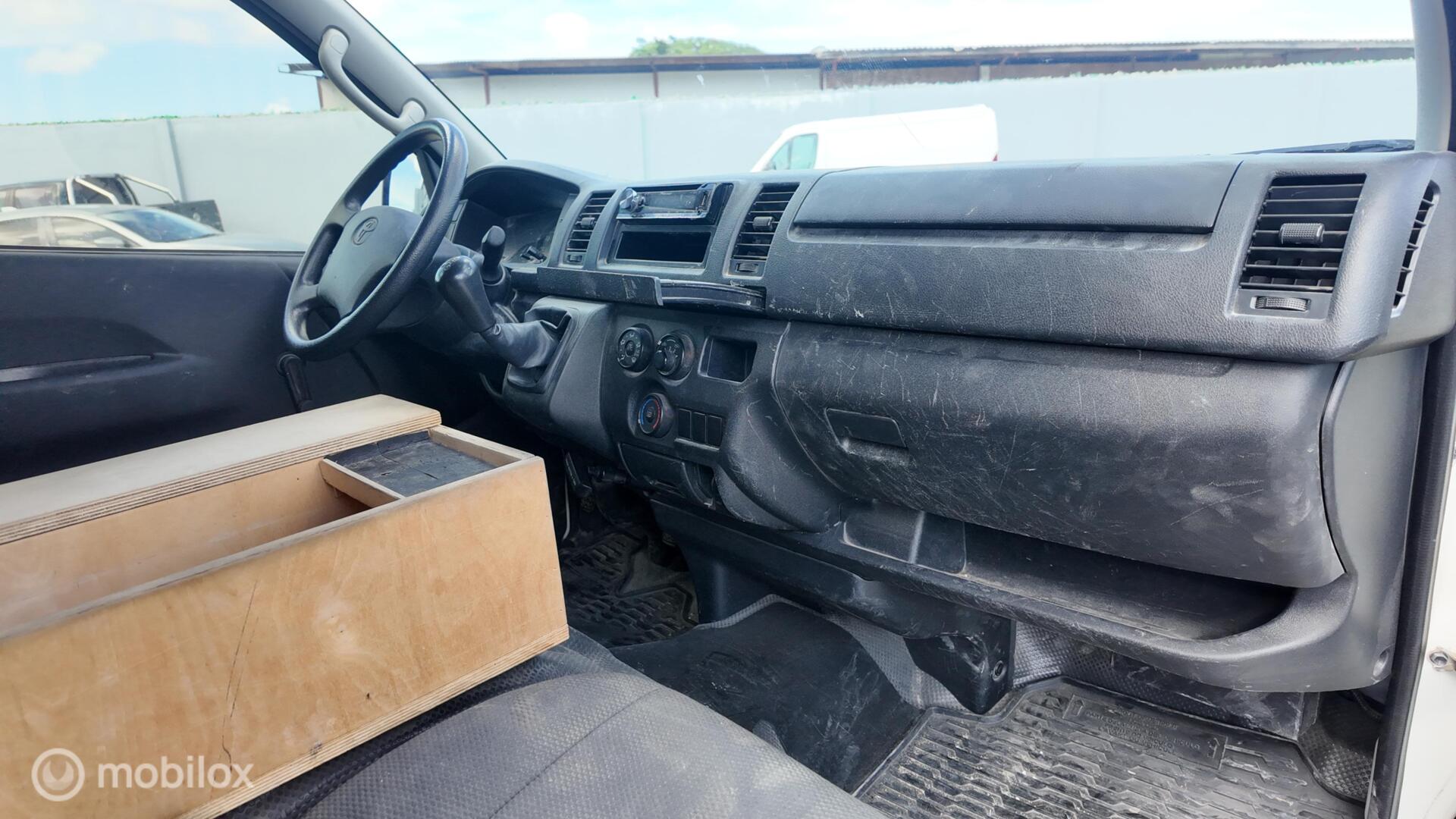 Toyota Hiace photo 17